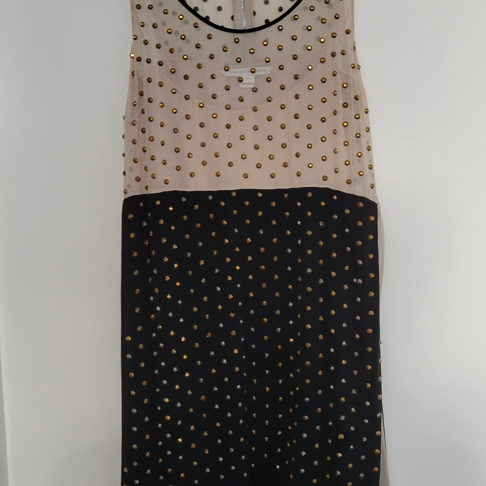 Diane Von Furstenberg Tan and Black Sheath Dress Gold Studs 4